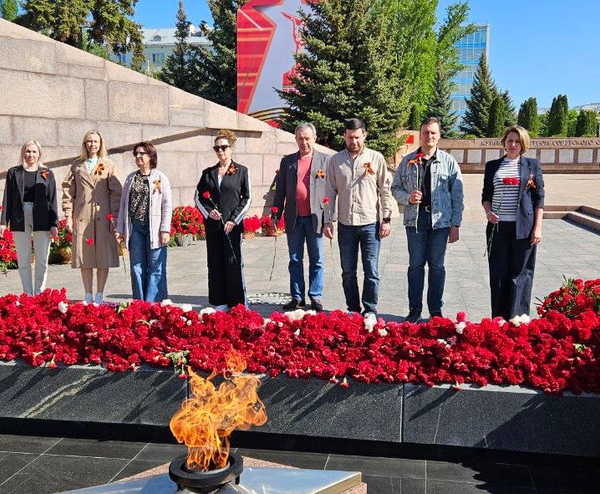 Cотрудники Самарского филиала ГК «Бэл Девелопмент»возложили цветы к Вечному огню, чтобы почтить память защитников Родины