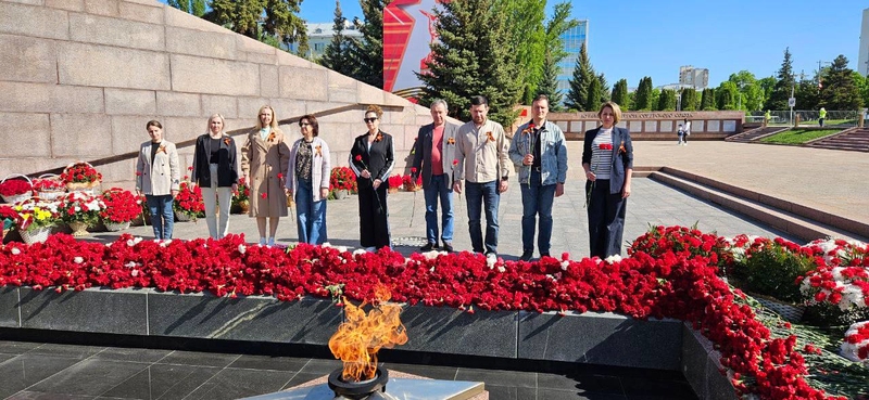 Cотрудники Самарского филиала ГК «Бэл Девелопмент»возложили цветы к Вечному огню, чтобы почтить память защитников Родины