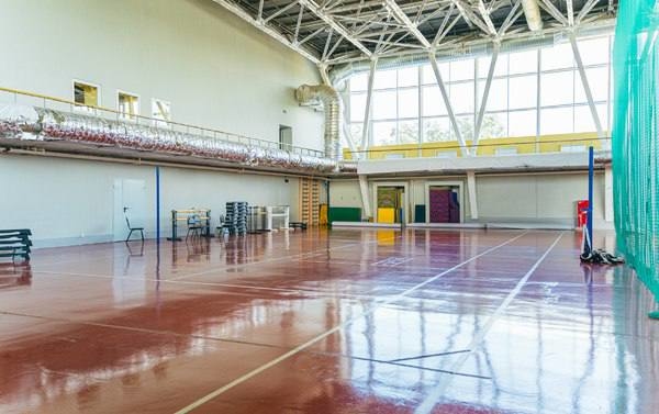 В нашем дворце спорта легкой атлетики есть свободное помещение для занятий большим теннисом!